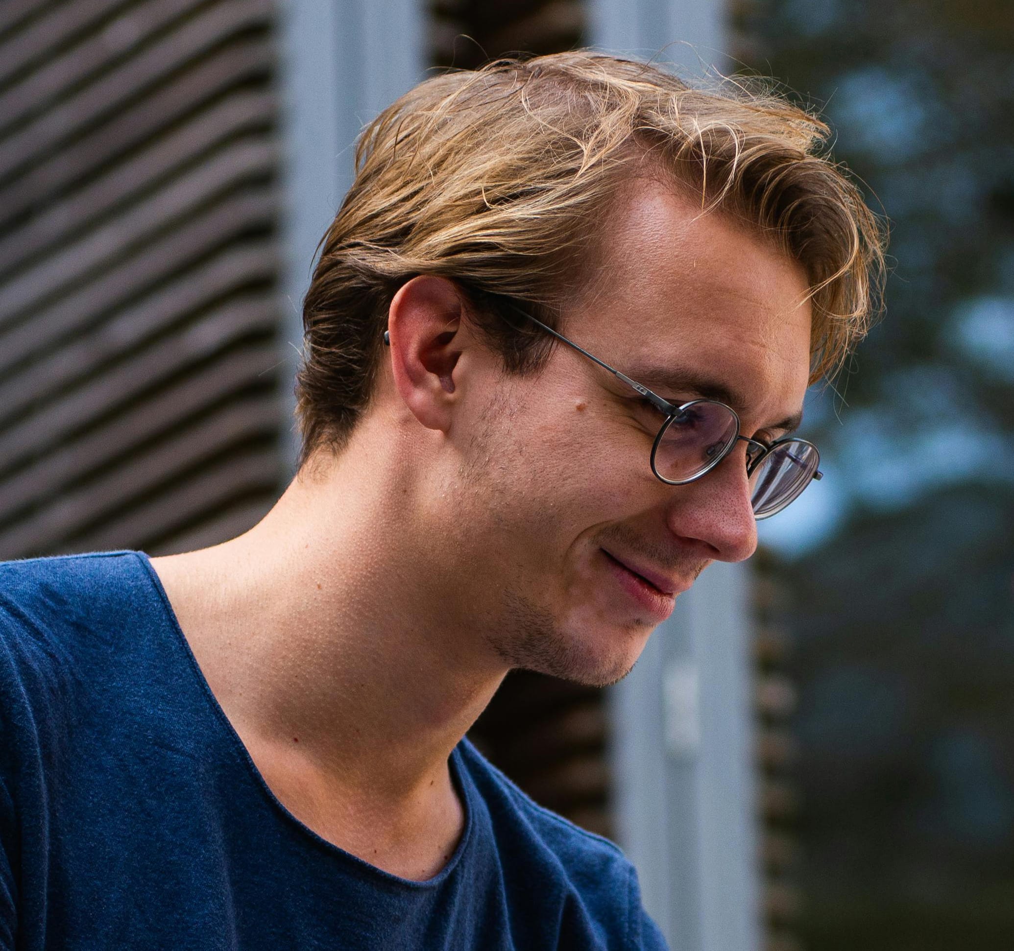 alt="Клиент получает консультацию в сервисном центре"