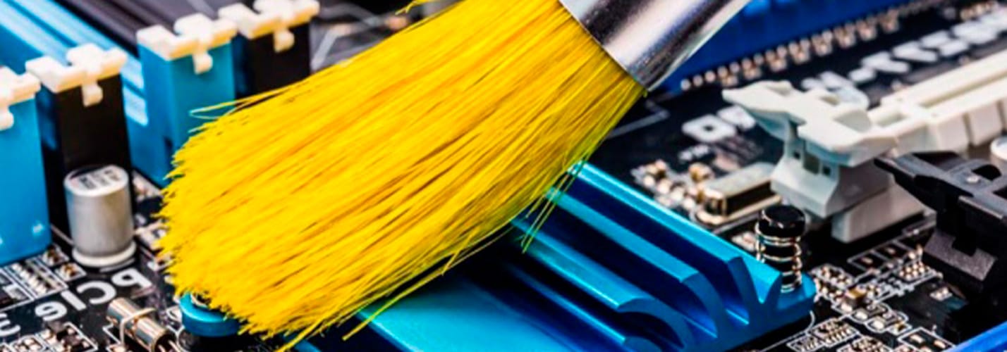 alt="Чистка комплектующих ПК от пыли в лаборатории"