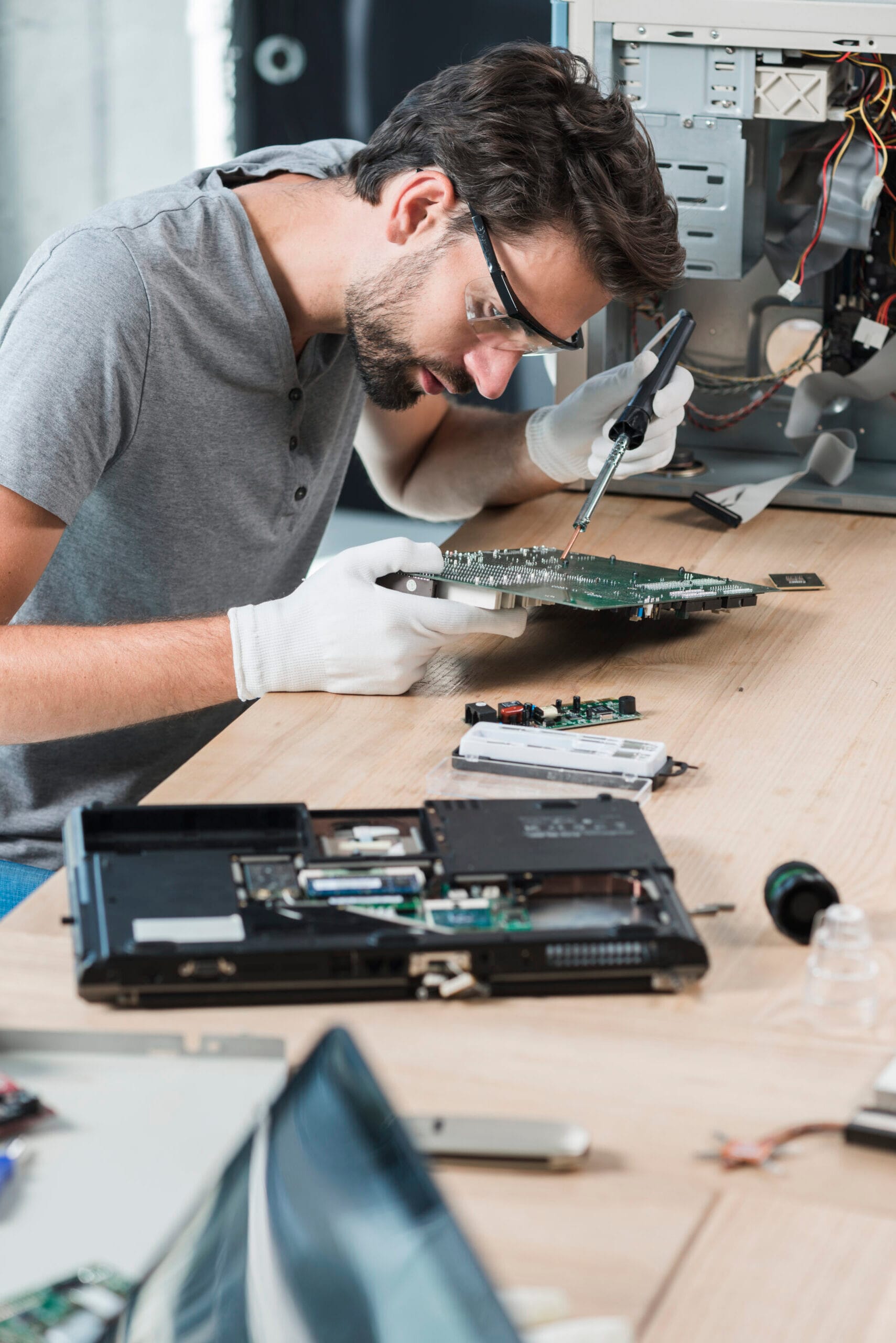 alt="Мастер выполняет ремонт ноутбука в сервисном центре CompFix Буэнос-Айрес"