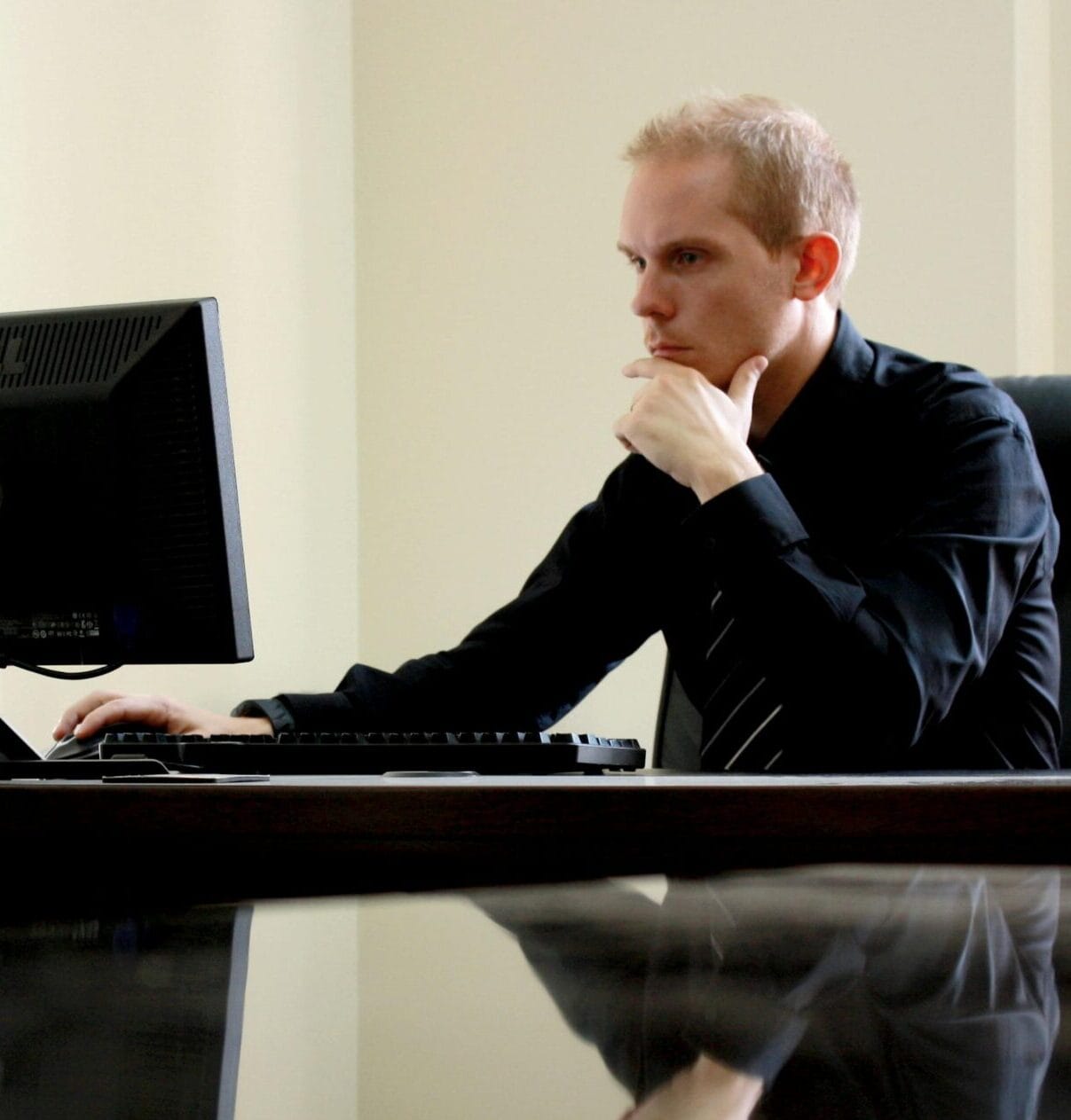 alt="Инженер CompFix выполняет ремонт компьютера"